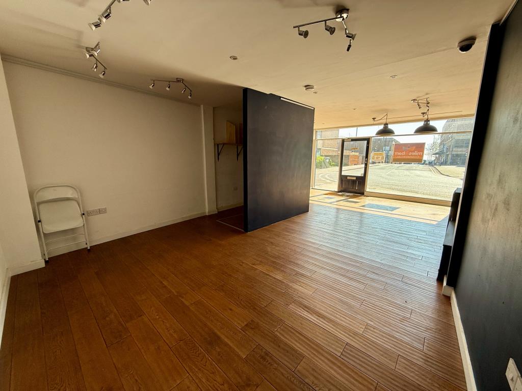 Lot: 81 - MIXED USE INVESTMENT IN TOWN CENTRE - Shop floor